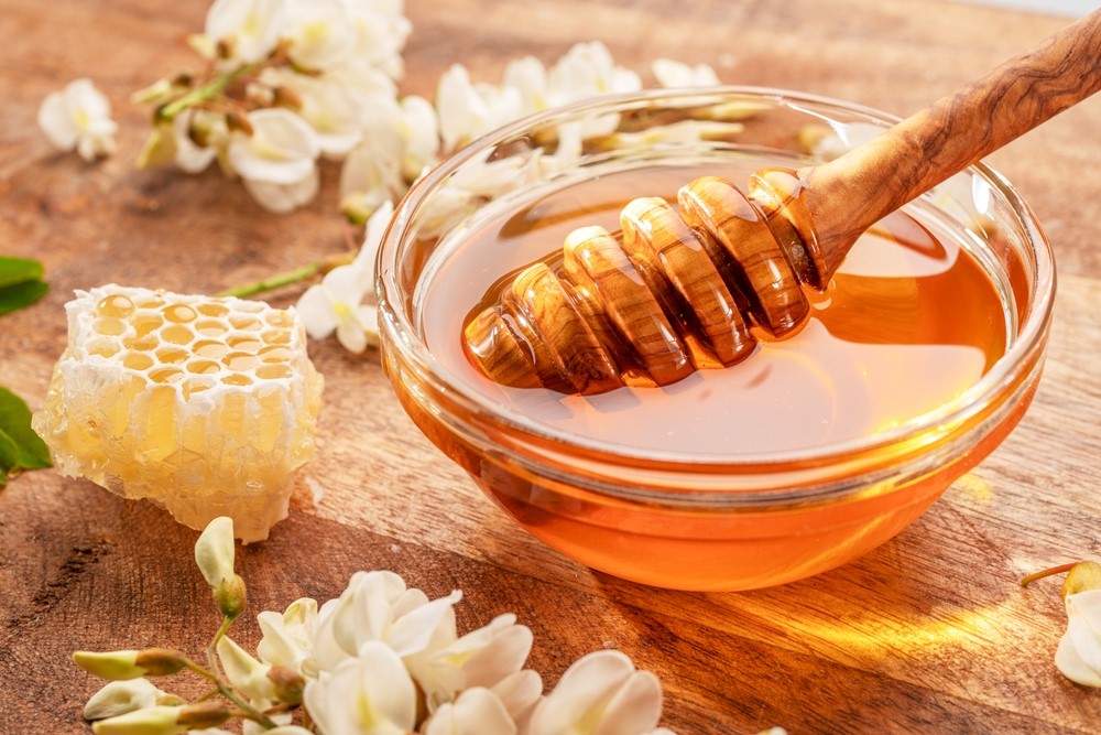 Panal de abejas y flores